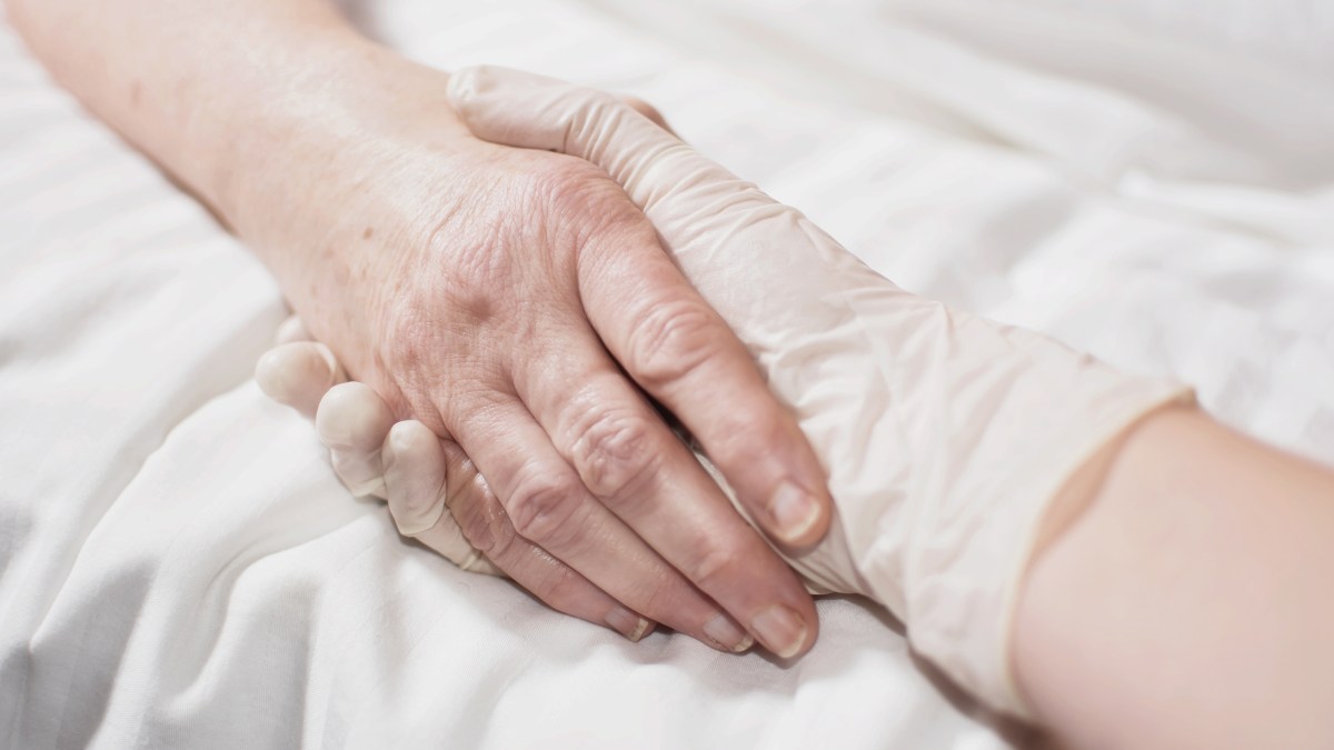 WEB WSPARCIE DŁOŃ SZPITAL EUTANAZJA Alberto Biscalchin-Flickr CC
