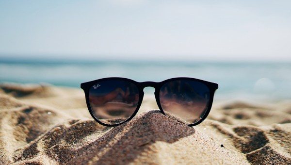 Okulary leżą na piasku na plaży