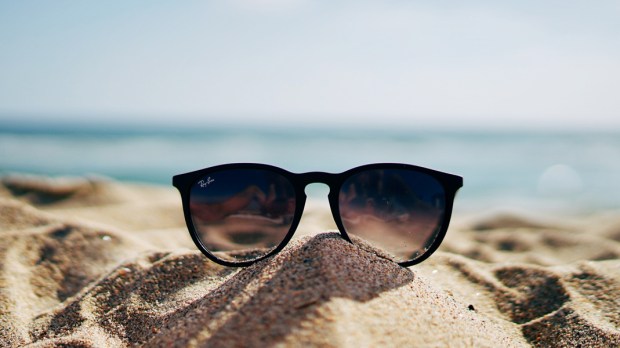 Okulary leżą na piasku na plaży
