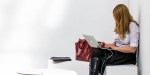 Kobieta pracuje w jasnym, minimalistycznym biurze