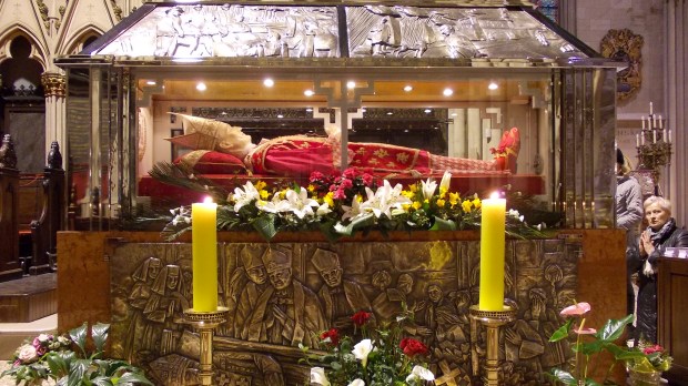 Sarkofag z ciałem kardynała w zagrzebskiej katedrze