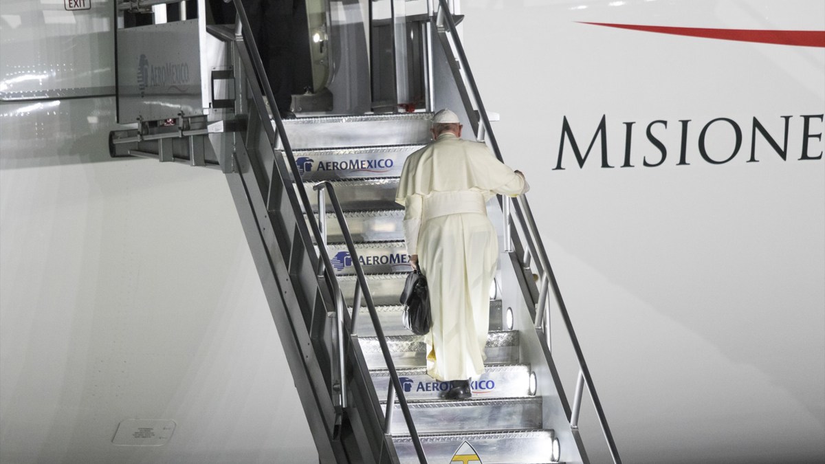 WEB PAPIEŻ SAMOLOT PIELGRZYMKA LOTNISKO AP-FOTOLINK