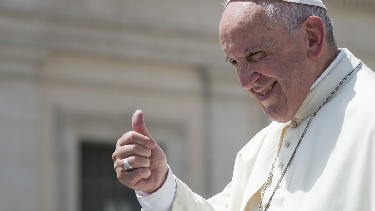 Topshots – Pope Francis blessing the Crowd