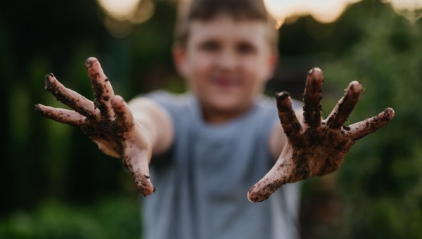 Chłopiec z brudnymi rękami