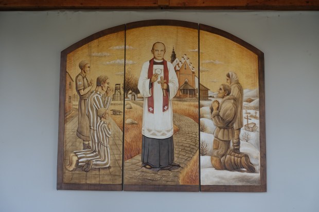 Tryptyk przedstawiający działalność bł. ks. Władysława Bukowińskiego w ołtarzu polowym w Rudawie