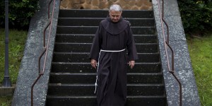 Jaka jest różnica między mnichem, bratem i księdzem?