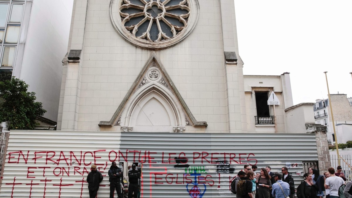 web-kosciol-francja-ulica-protest-afp-east-news