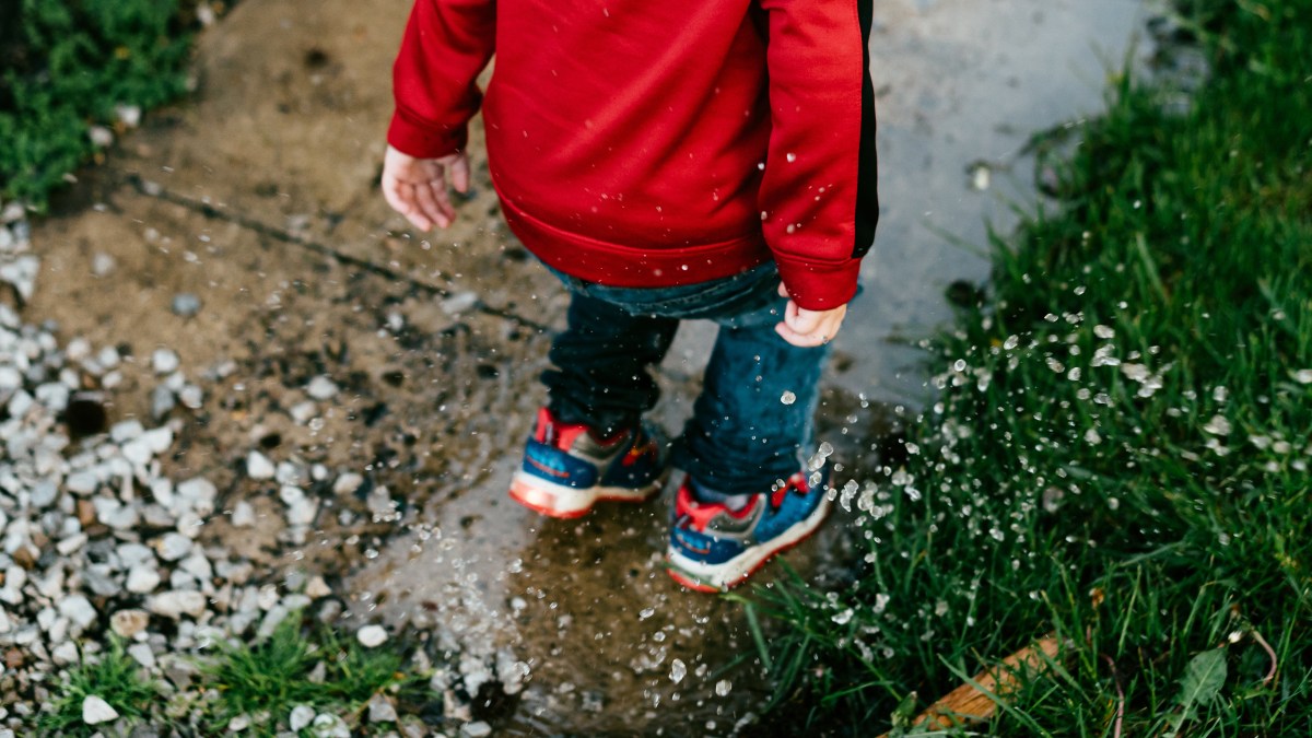 web-dziecko-kaluza-deszcz-zabawa-unsplash-cc0