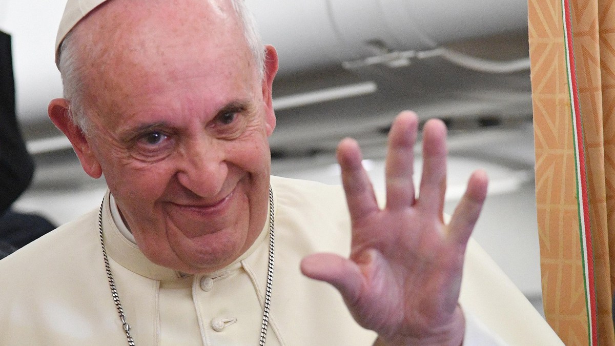 web-papiez-franciszek-samolot-konferencja-afp-east-news