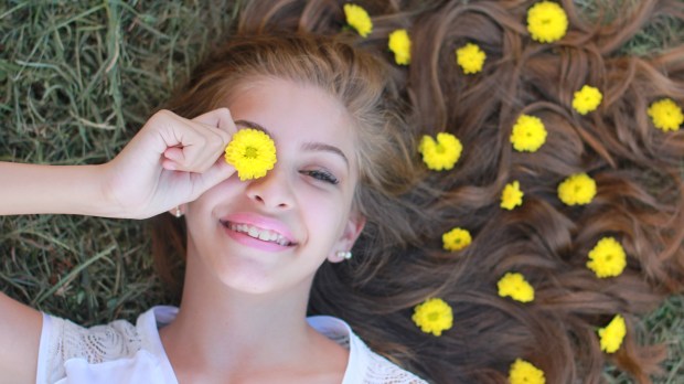 web-radosc-usmiech-kwiaty-wlosy-kobieta-pexels-cc0