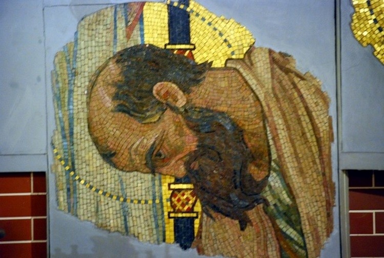 Ocalałe fragmenty mozaiki Wiktora Wasniecowa - głowy apostołów. Obecnie umieszczone w cerkwi św. Marii Magdaleny na warszawskiej Pradze.