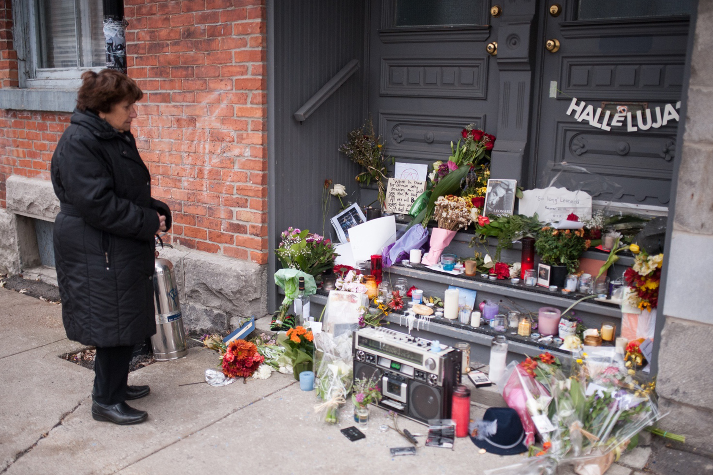 Kwiaty i znicze przed mieszkaniem Leonarda Cohena w Montrealu w Kanadzie. fot. Polaris/EAST NEWS