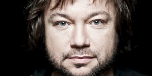 Poezja ks. Twardowskiego w rytmach samby &#8211; lekkość szalenie wypracowana