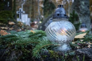 Polacy wciąż licznie chodzą na cmentarze. Co to o nas mówi?