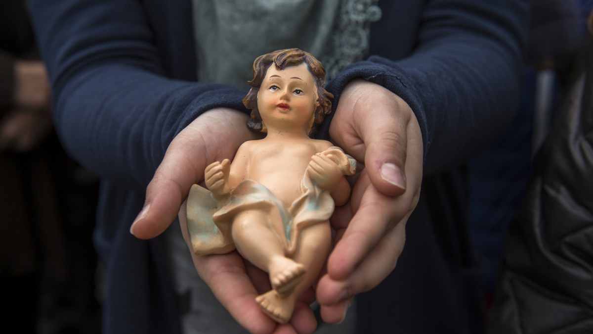Pope Francis blesses thousands of baby Jesus Angelus December 11, 2016