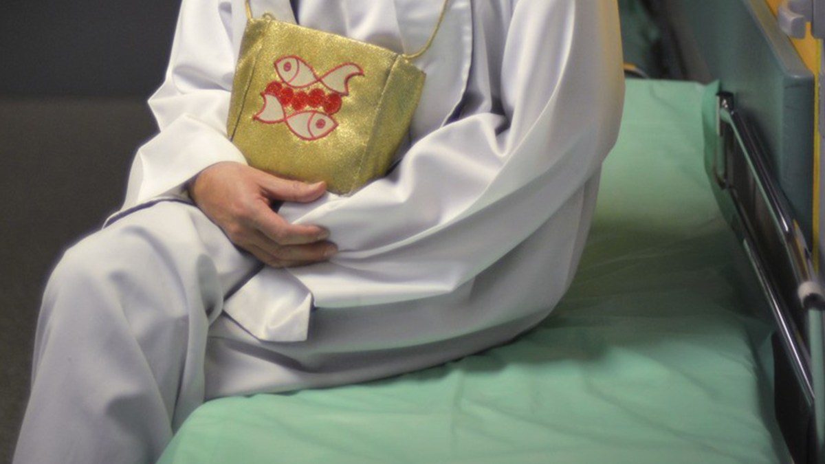 web-kapelan-szpital-ksiadz-lozko-east-news