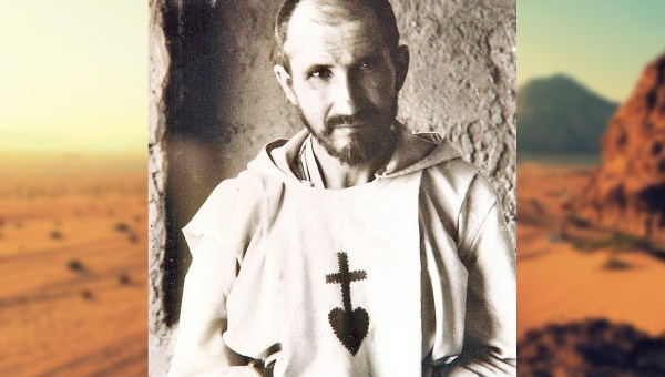 Bł. Karol de Foucauld na tle pustyni