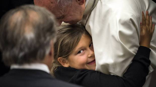 web-pope-francis-girl-photo-of-the-day-nice-attacks-antoine-mekary-aleteia