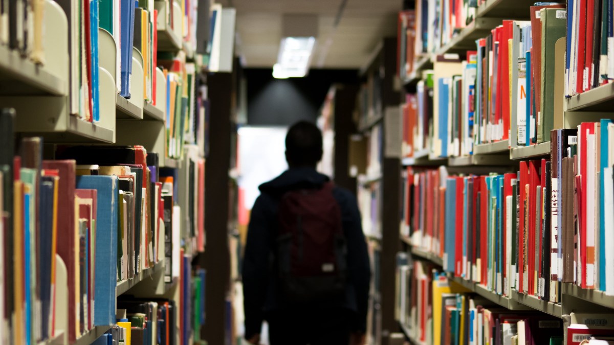 web-uczelnia-biblioteka-student-uczen-pexels-cc0