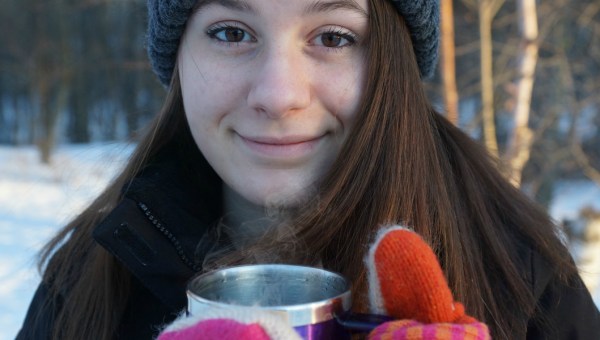 DZIEWCZYNA Z KUBKIEM HERBATY