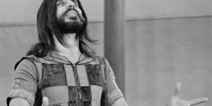Czesław Niemen śpiewa o Bogu i różańcu. Posłuchaj!