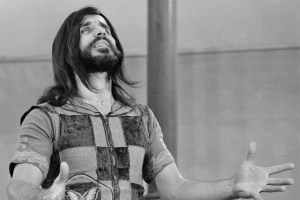 Czesław Niemen śpiewa o Bogu i różańcu. Posłuchaj!