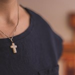 I właśnie dlatego noszę krzyżyk. To nie jest manifestacja mojej wiary i poglądów