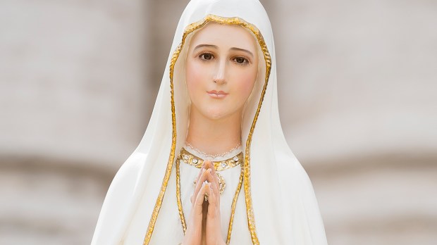 web-our-lady-of-fatima-statue-direct-front-antoine-mekary-aleteia