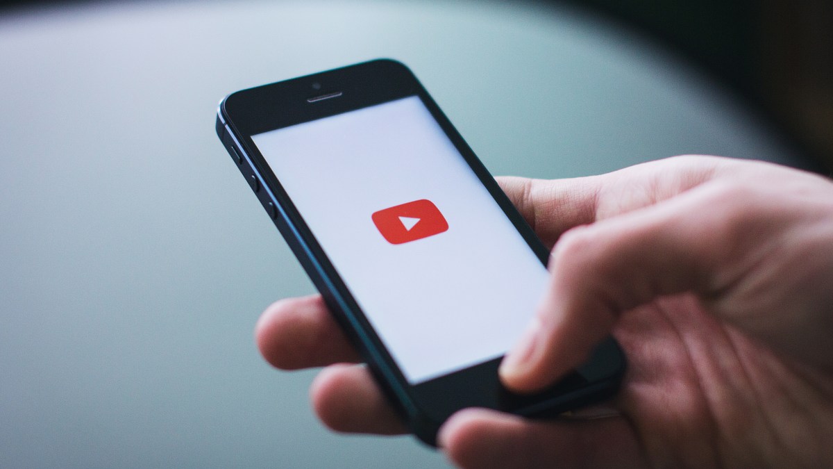 web-telefon-youtube-reka-pexels-cc0