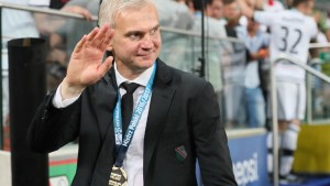 Jacek Magiera z medalem za mistrzostwo Polski