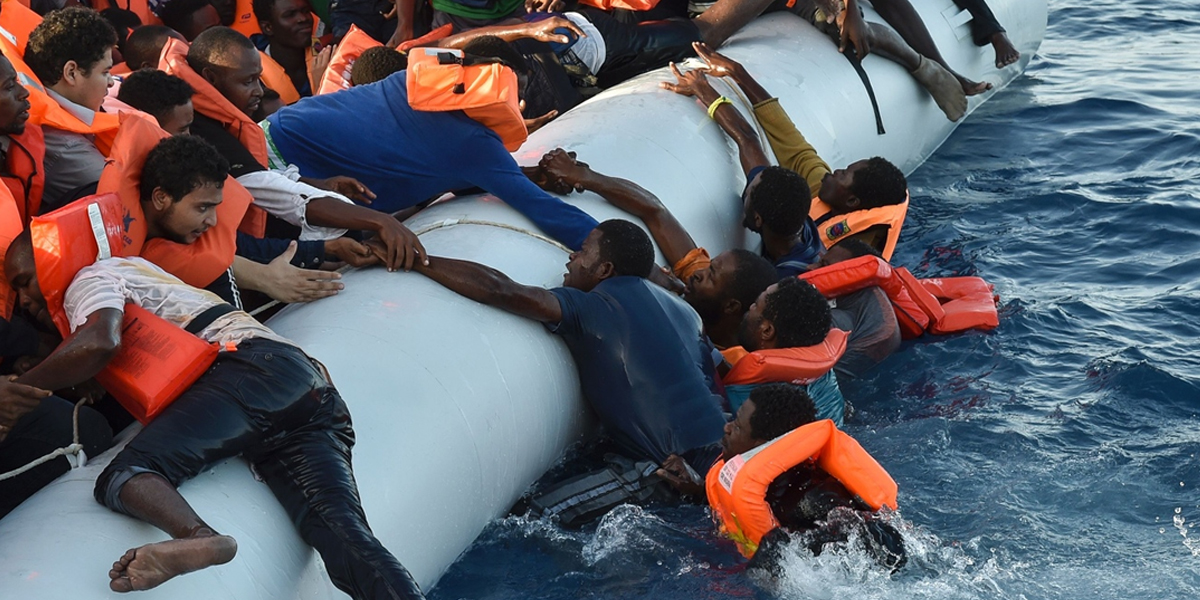 Uchodźcy ratują się przed utonięciem