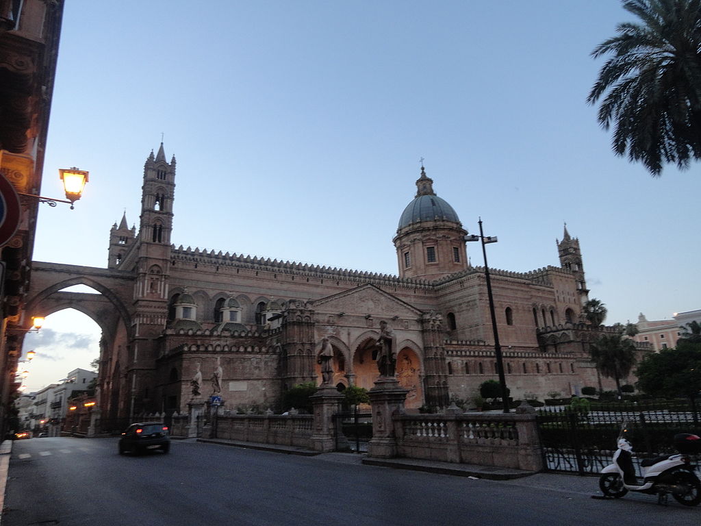 1024px-cattedrale_square_-_street_view_palermo_sicily_italy_9459264164