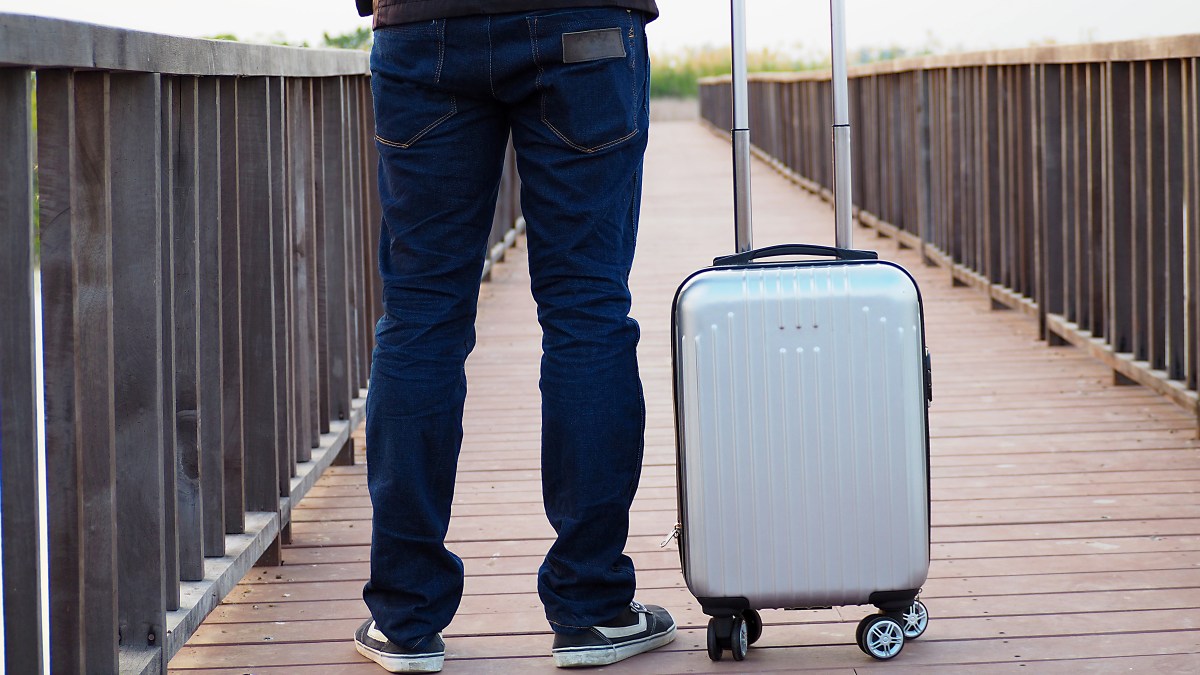 web-emigracja-walizka-mezczyzna-podroz-ngukiaw-shutterstock