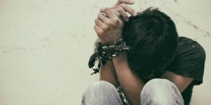 Problem handlu ludźmi dotyczy także Polski. Co robić, aby temu przeciwdziałać?