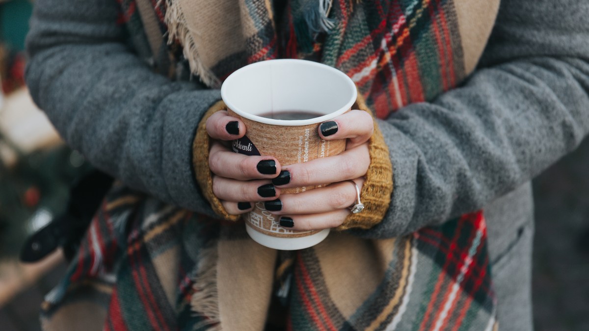web-kawa-kubek-dlonie-zima-unsplash-cc0