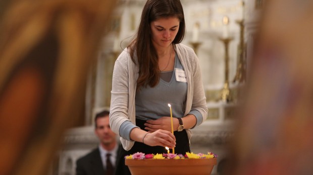 web-kobieta-dziewczyna-modlitwa-swieca-roman-catholic-archdiocese-of-boston-flickr-cc