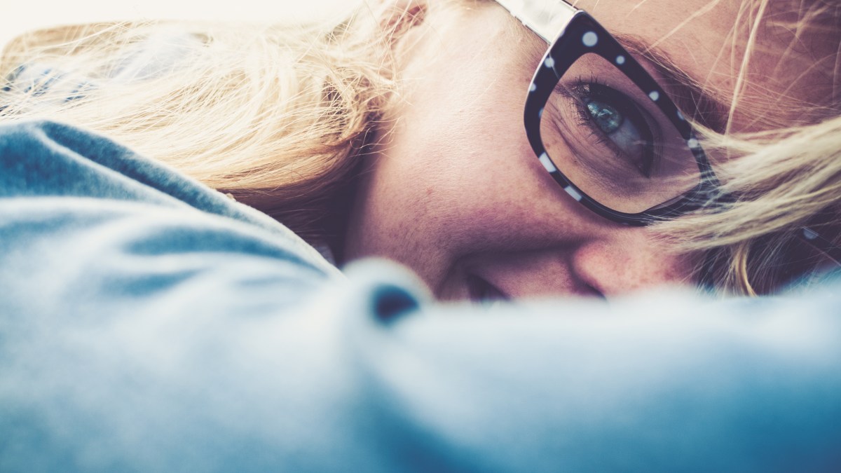 web-kobieta-radosc-usmiech-okulary-pexels-cc0