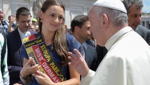 web-miss-niemiec-lena-broder-papiez-franciszek-afp-photo-osservatore-romano