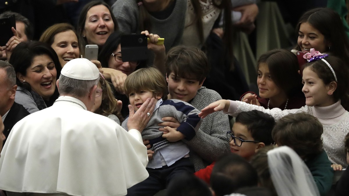 web-papiez-dziecko-dzieci-franciszek-ap-east-news