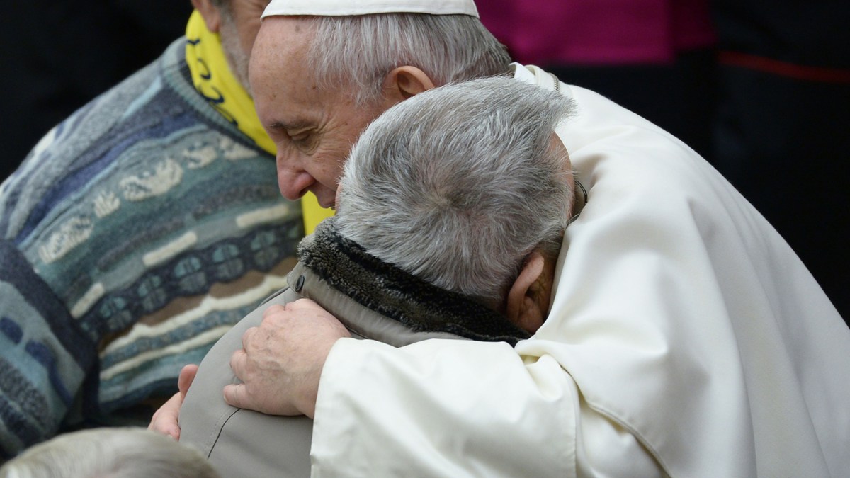 web-papiez-franciszek-czulosc-uscisk-afp-east-news