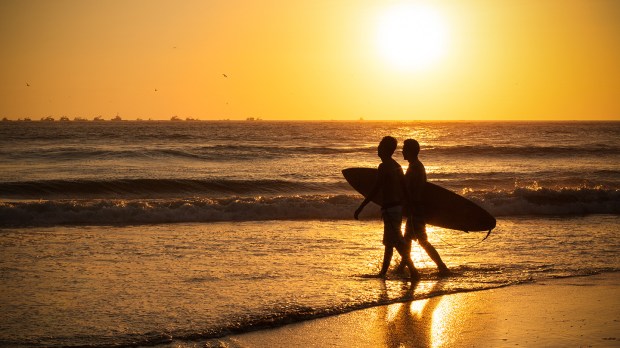 web-surfers-peru-sunset-geraint-rowland-cc