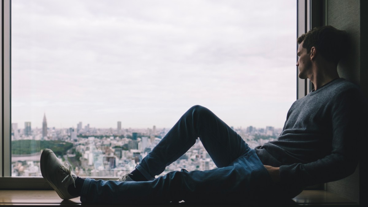 web_me%cc%a8z%cc%87czyzna_okno_parapet_zamyslenie_pexels_cc0