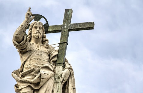 Christ Statue on top of St. Peter&#8217;s Basilica&#8217;s facade &#8211; Jesus &#8211; Cross &#8211; Vatican &#8211; Antoine Mekary &#8211; fr