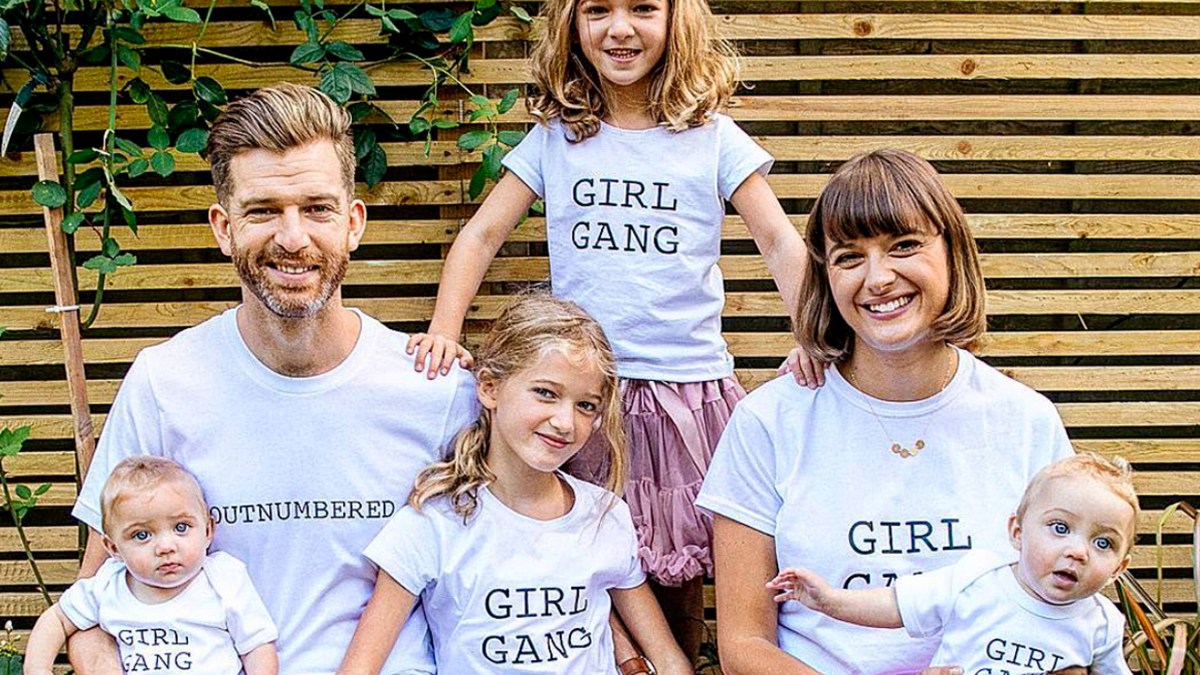 WEB FATHER MOTHER DAUGHTERS FAMILY BIG @father_of_daughters-Instagram