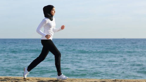 WEB MUSLIM WOMAN SPORT RUNNING EAST NEWS