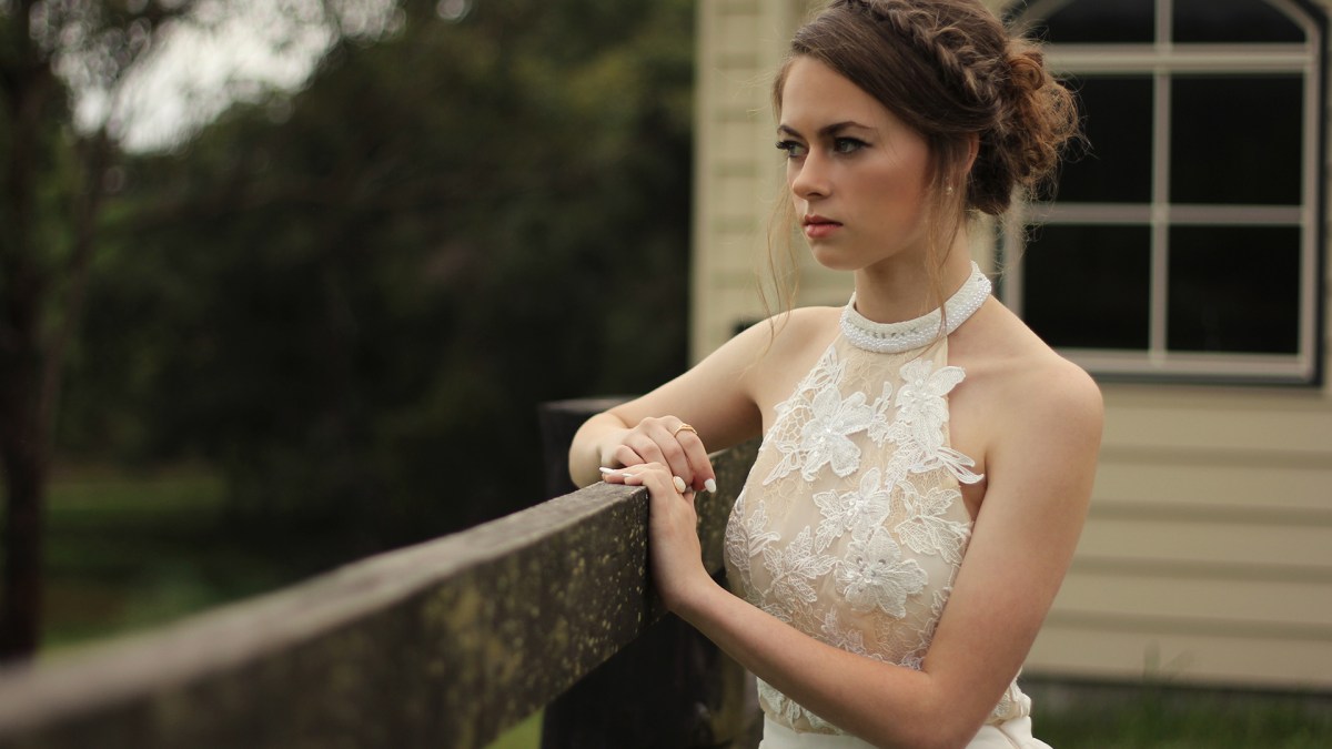 WEB WEDDING DRESS BRIDE SAD Unsplash CC0