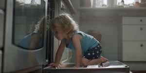 „Gdybym mógł, przytuliłbym cię”. Wzruszający spot o macierzyństwie