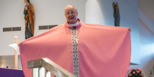 Dlaczego nasz ksiądz jest ubrany na różowo?
