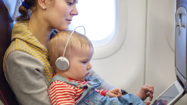 web3-mother-child-baby-plane-travel-photobac-shutterstock