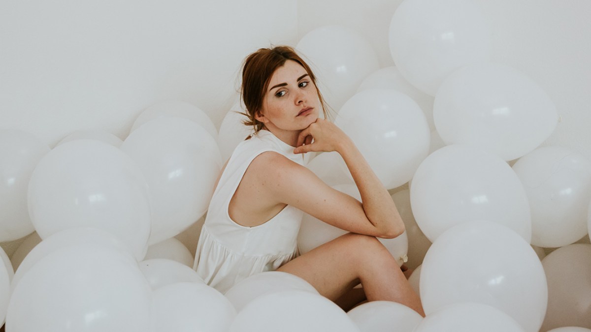 WEB3 WOMAN BALOON THINKING WHITE Unsplash CC0